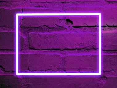 tuğla duvar neon ışığı