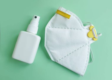 Koruyucu maske, renkli bir arka planda antiseptik.