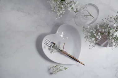 kalp şeklinde tabak, çigila çiçeği.