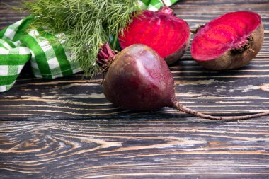 Tahta arka planda taze pancar