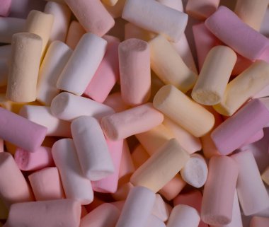 Tatlı renkli marşmelovlar. Güzel arka plan.