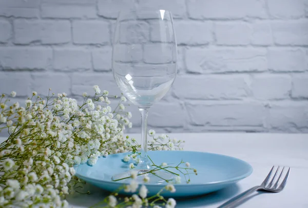 Beton zemin üzerinde çingene çiçeği tabağı