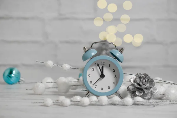 시계가 아름다운 크리스마스의 배경을 가지고 — 스톡 사진