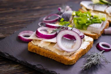 Ringa sandviçi ahşap arka planda mavi soğan