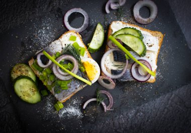 Ringa sandviçi ahşap arka planda mavi soğan