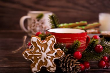 Lezzetli noel kurabiyeleri kahve fincanı, dal