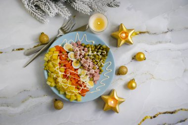 Tabak şenliğinde Olivier salatası