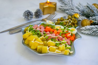 Tabak şenliğinde Olivier salatası