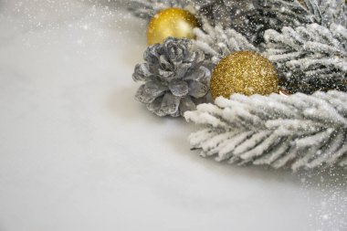 Noel ağacı dalı, top arkaplanı