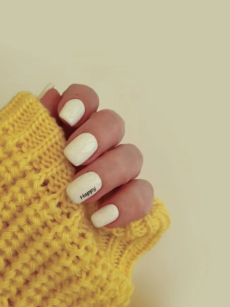 Kobieta Ręka Piękny Manicure Sweter — Zdjęcie stockowe