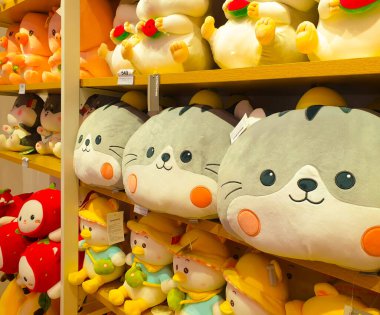 27 Aralık 2021, Ukrayna, Kiev kenti bir mağaza rafında yumuşak oyuncaklar