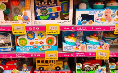 27 Aralık 2021, Ukrayna, Kiev şehir eğitim oyuncakları bir mağaza rafında