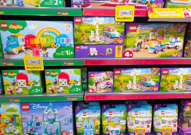 27 Aralık 2021, Ukrayna, Kiev şehir kutuları ve bir mağaza rafında LEGO inşaatçısı.