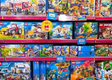 27 Aralık 2021, Ukrayna, Kiev şehir kutuları ve bir mağaza rafında LEGO inşaatçısı.