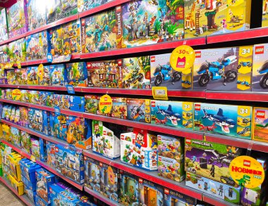 27 Aralık 2021, Ukrayna, Kiev şehir kutuları ve bir mağaza rafında LEGO inşaatçısı.