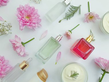 Bir şişe parfüm, zarif bir çiçek.