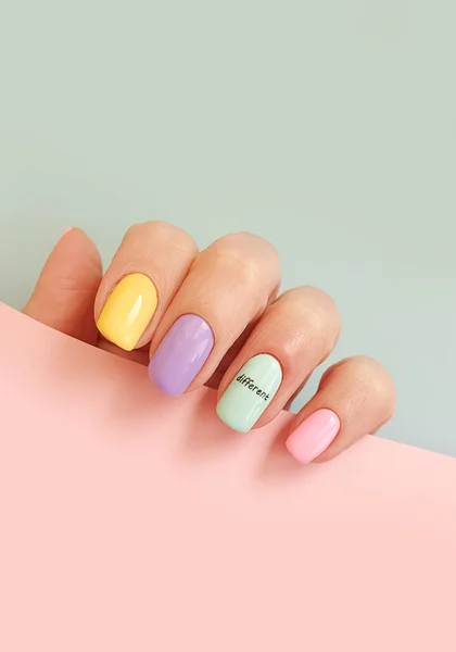 Vrouwelijke Hand Manicure Een Gekleurde Achtergrond — Stockfoto