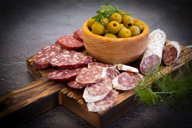 Lezzetli sosis, zeytin, arkaplan çeşitleri menüsü.