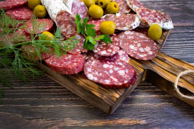 Lezzetli sosis, zeytin, arkaplan çeşitleri menüsü.