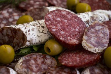 Lezzetli sosis, zeytin, arkaplan çeşitleri menüsü.