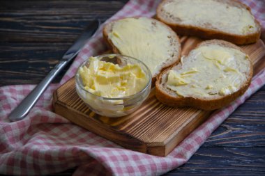 Tahta arka planda tereyağlı ekmek