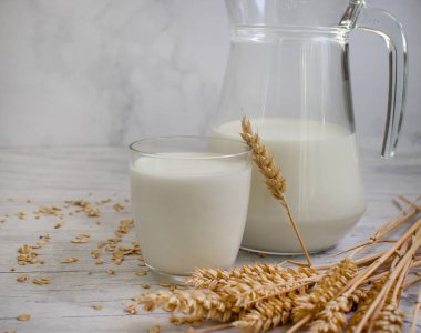 Tahta arka planda yulaf sütü