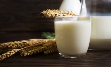 Tahta arka planda yulaf sütü