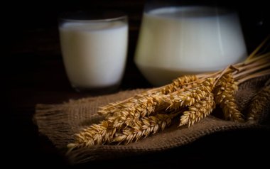 Tahta arka planda yulaf sütü