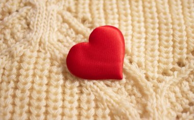 kumaş arka plan üzerinde kırmızı kalp