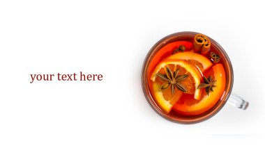 beyaz arka planda izole edilmiş cam bardakta şarap.