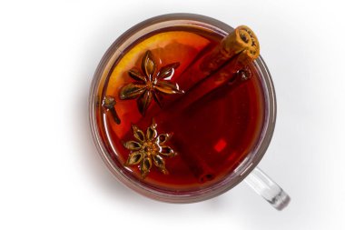 beyaz arka planda izole edilmiş cam bardakta şarap.