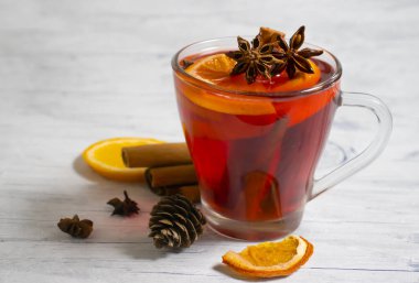 Sıcak şarap bardağı, ahşap arka planda limon.