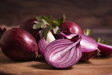 Mavi soğan, ahşap arka planda maydanoz.