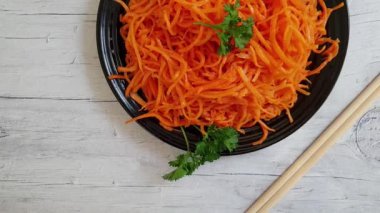 Kore havuçları ağır çekimde.