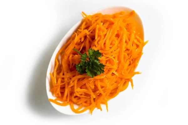 白底隔离的盘子里的韩国胡萝卜 — 图库照片