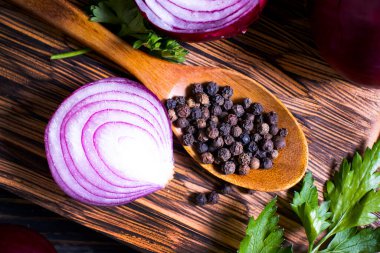 Mavi soğan, ahşap arka planda maydanoz.