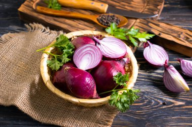 Mavi soğan, ahşap arka planda maydanoz.