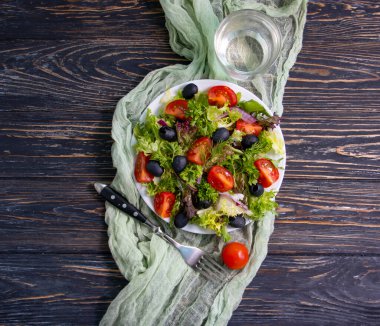 marul yaprakları, domates, yakın plan bir tabakta zeytin.