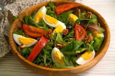 yeşil salata, yumurta, ahşap arka planda bir tabakta domates