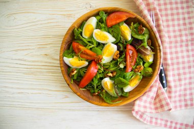 yeşil salata, yumurta, ahşap arka planda bir tabakta domates