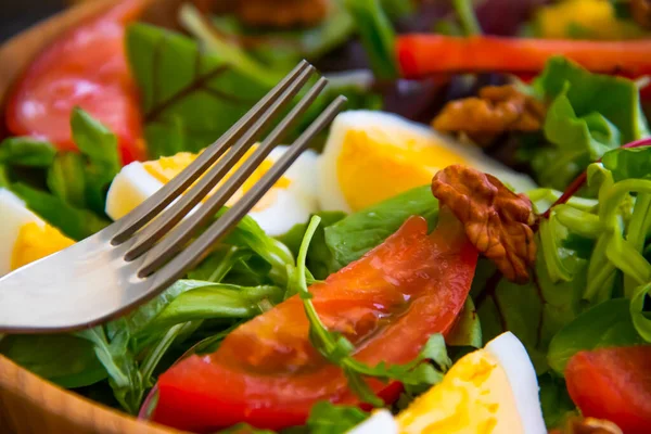 Yeşil Salata Yumurta Ahşap Arka Planda Bir Tabakta Domates — Stok fotoğraf