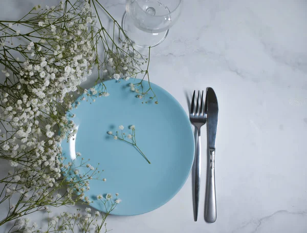 Tuğla bir arka planda vazoda çingene çiçeği tabağı.