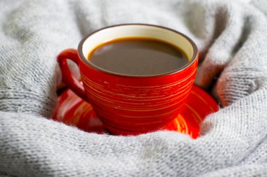 Kahve fincanı, ahşap arka planda sıcak bez.