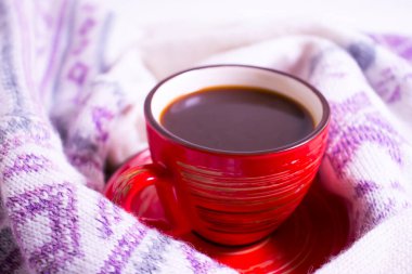 Kahve fincanı, ahşap arka planda sıcak bez.