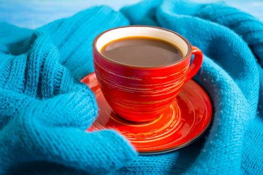 Kahve fincanı, ahşap arka planda sıcak bez.