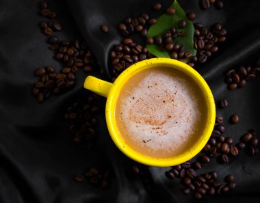 İpek bir arka planda kahve fincanı üzerinde kahve fincanı.