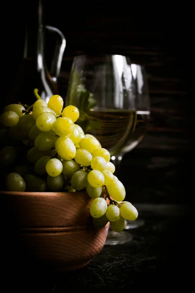 Vino Uvas Frescas Sobre Fondo Viejo — Foto de Stock