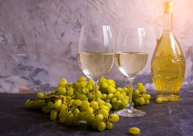 Şarap, eski arkaplanda taze üzüm.