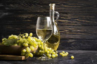 Şarap, eski arkaplanda taze üzüm.