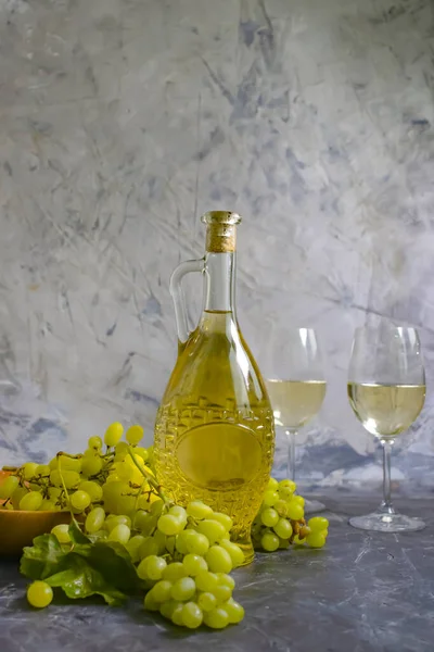 陈腐的葡萄酒 新鲜的葡萄 — 图库照片